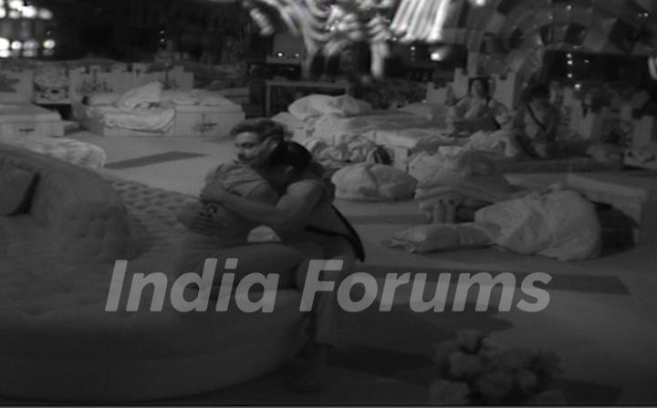 Bigg Boss Nau First Cat Fight - Mandana and Rochelle have a Yelling Match!