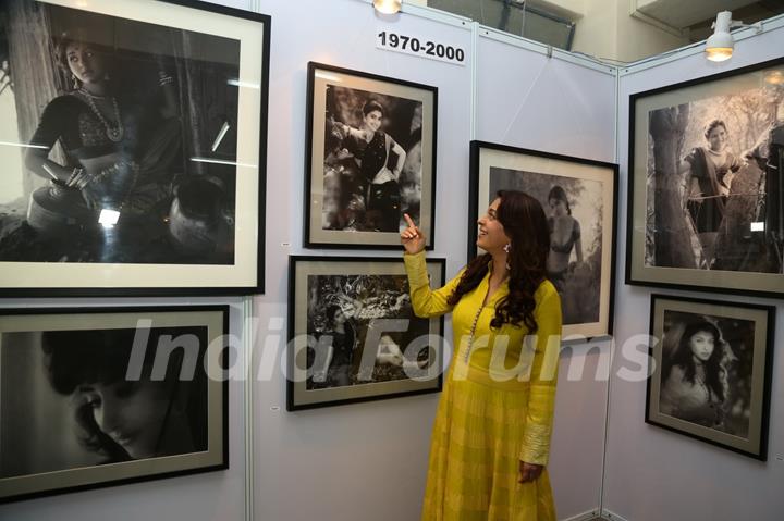 Juhi Chawla Checks Out The Painting at Retrospective Exhibition