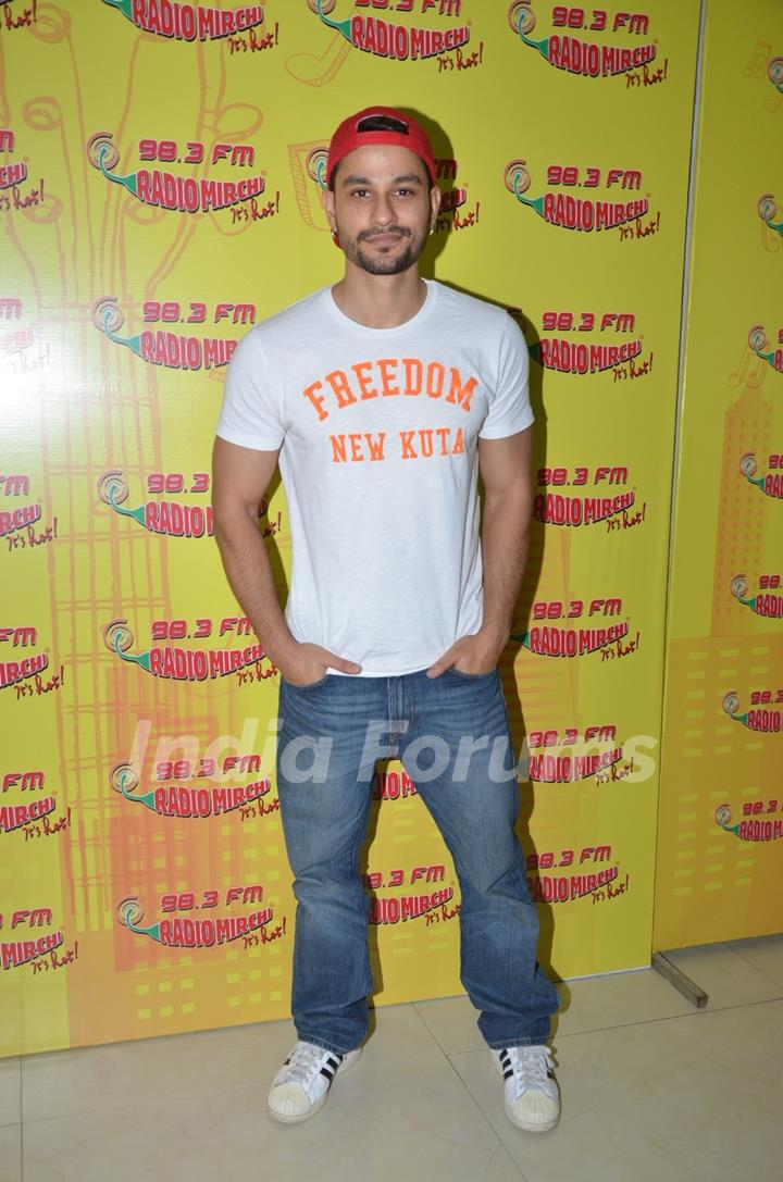 Kunal Khemu Goes Live at Radio Mirchi to Promote Guddu Ki Gun