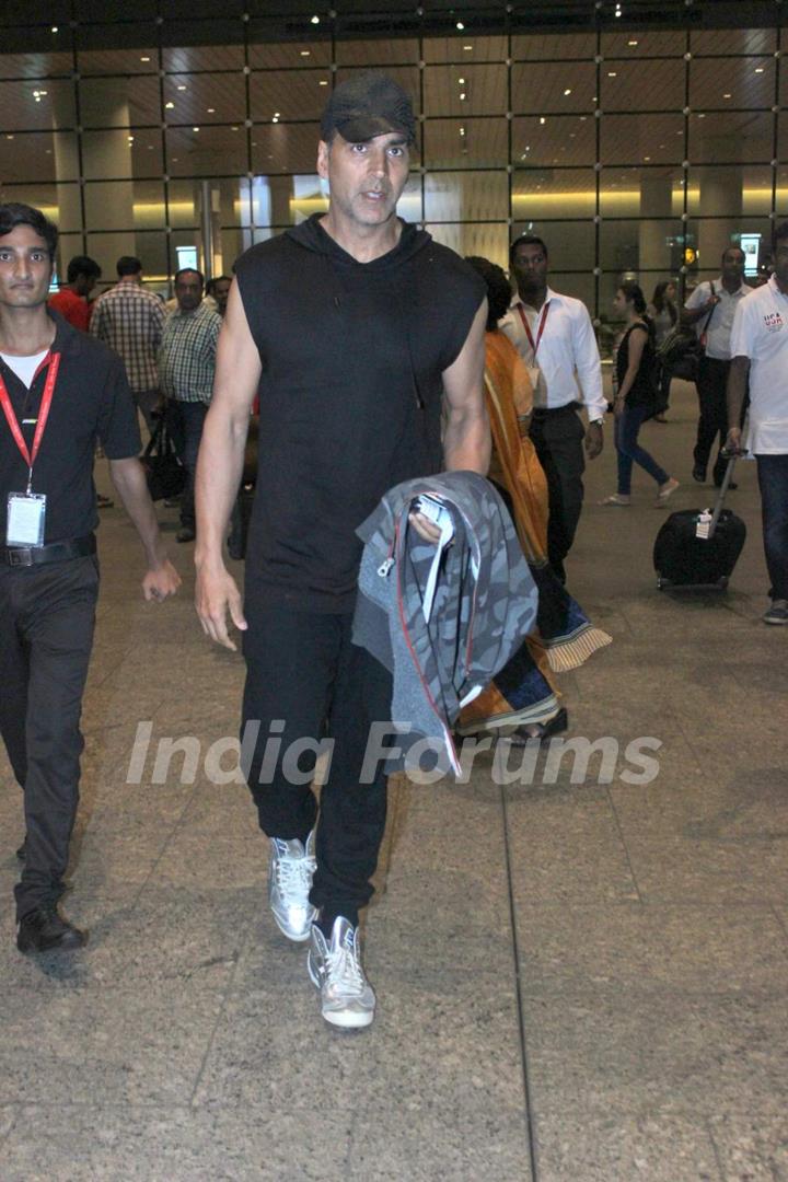 Akshay Kumar Snapped at Airport