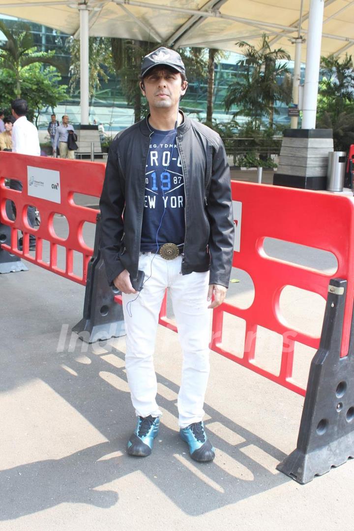 Sonu Nigam Snapped at Airport