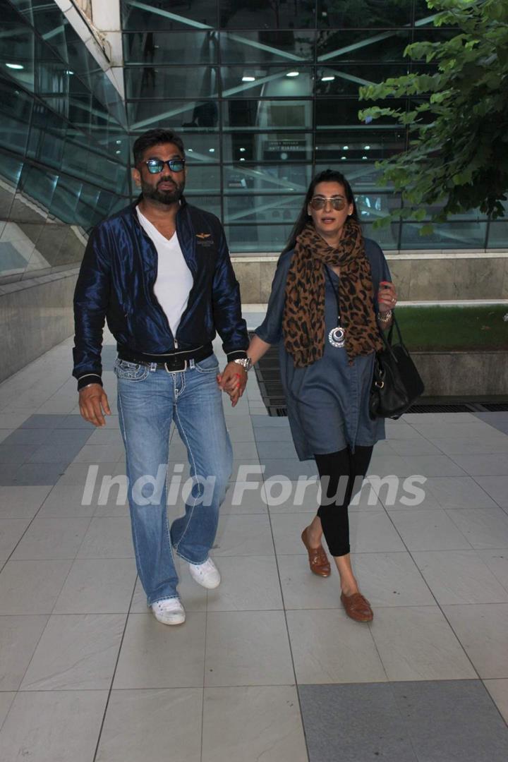 Suniel and Mana Shetty Snapped at Airport