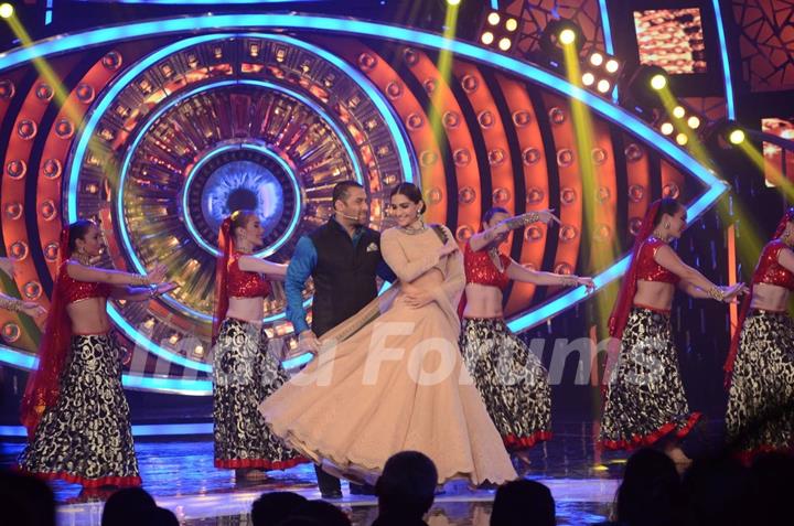 Sonam Dances WIth Salman During Promotions of 'Prem Ratan Dhan Payo' on Bigg Boss Nau