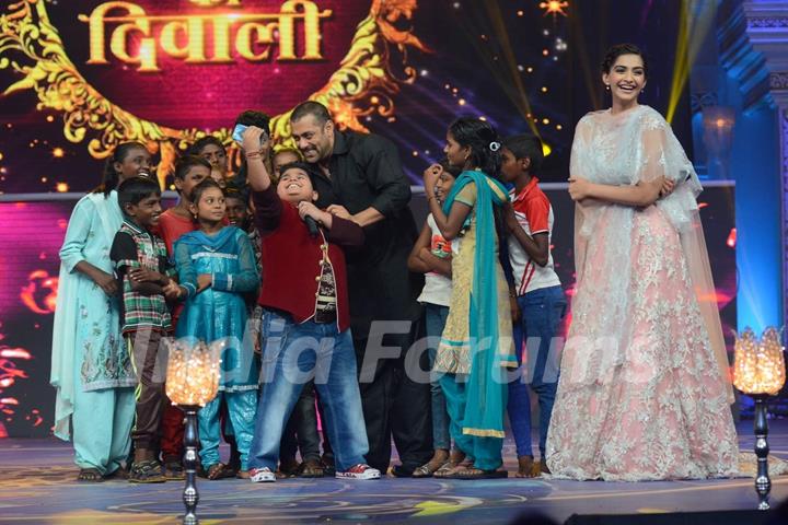 Salman Khan Takes a Selfie on Life OK's Special Shoot - Prem Ki Diwali Show