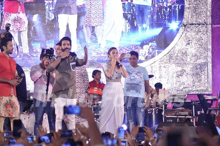 Shahid Kapoor and Alia Bhatt for Promotions of Shaandaar at Falguni Pathak's Navratri Concert