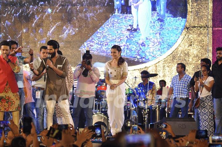 Alia Bhatt and Shahid Kapoor for Promotions of Shaandaar at Falguni Pathak's Navratri Concert