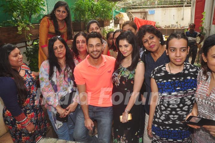 Kunal Khemu and Payal Sarkar Poses with all 'Bhabis' at Special Screening of Guddu Ki Gun