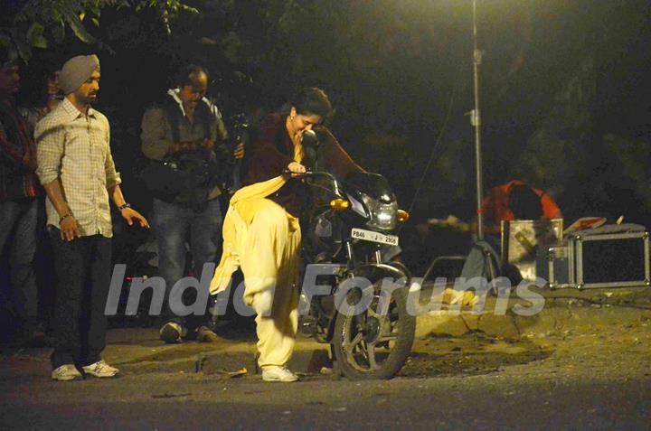 Kareena Kapoor Tries to Kick Start the Motorcycle on Location of Udta Punjab
