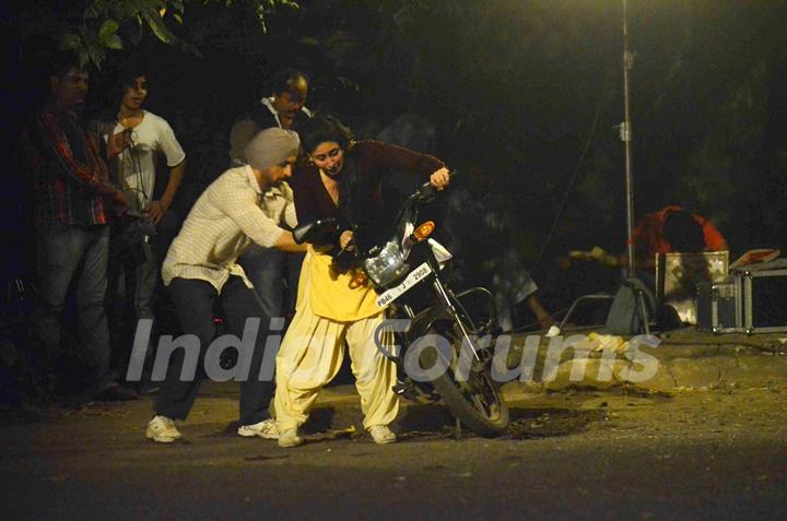 Kareena Kapoor Tries to Kick Start the Motorcycle on Location of Udta Punjab