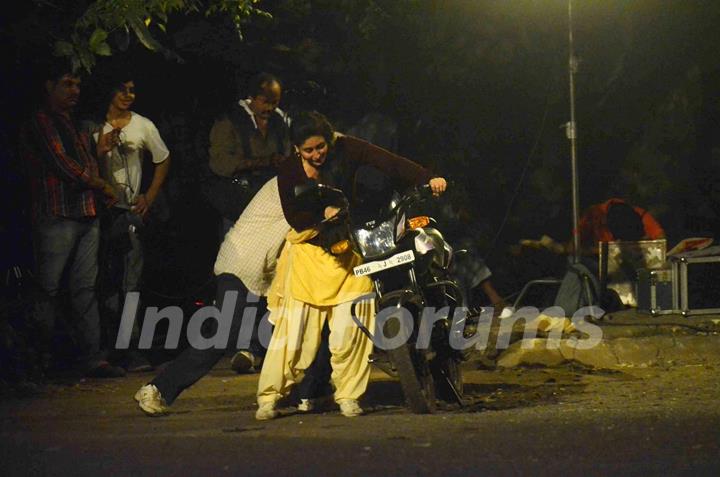 Kareena Kapoor Tries to Kick Start the Motorcycle on Location of Udta Punjab