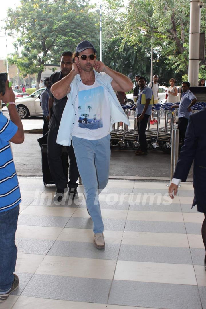 Hrithik Roshan Snapped at Airport