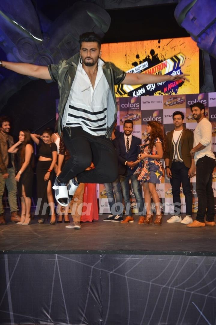 Arjun Kapoor performs a stunt at the Launch of Khatron Ke Khiladi 7