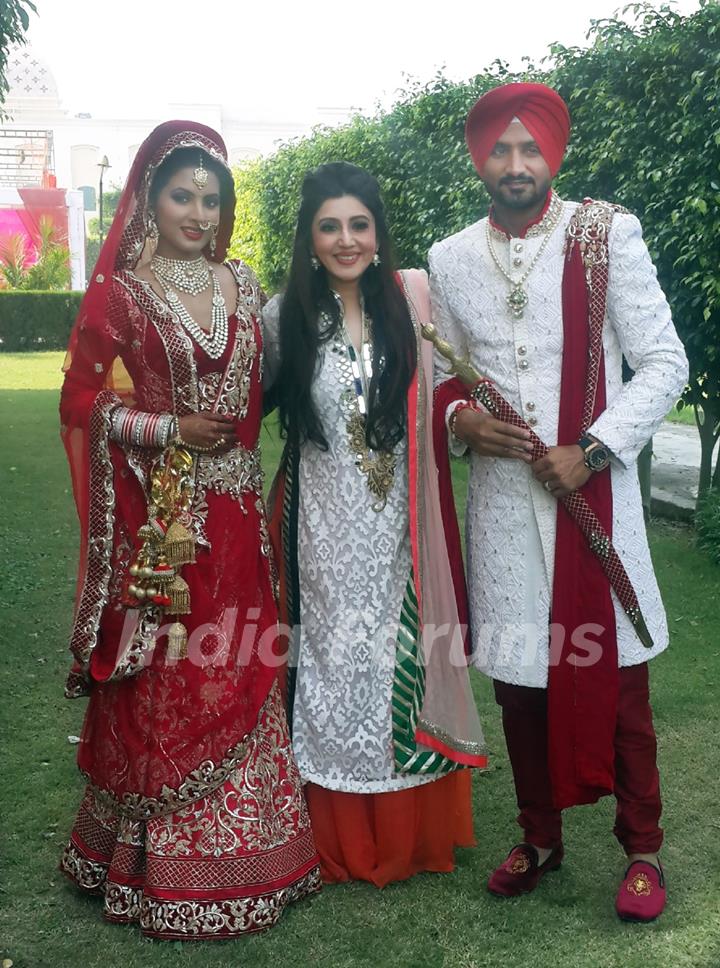 Geeta Basra and Harbhajan Singh Poses with Archana Kocchar