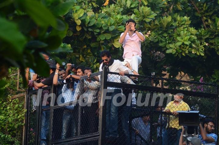 Shah Rukh Khan Outside Mannat to Meet Fans on 50th Birthday