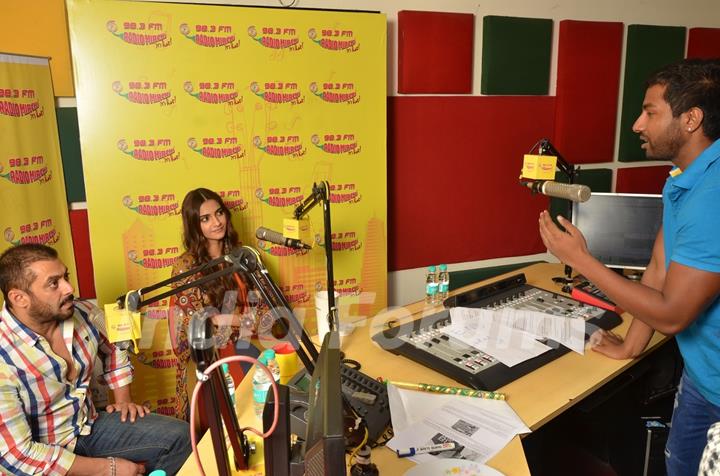 Sonam and Salman at Radio Mirchi for Promotions of Prem Ratan Dhan Payo