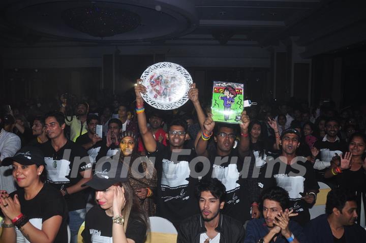 Shah Rukh Khan Celebrates His 50th Birthday with Fans