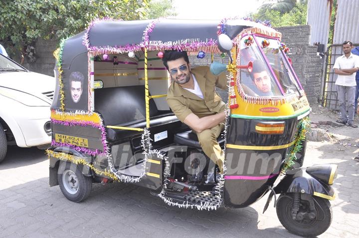 Manish Paul Turns Autorickshaw Driver for Mission Sapne