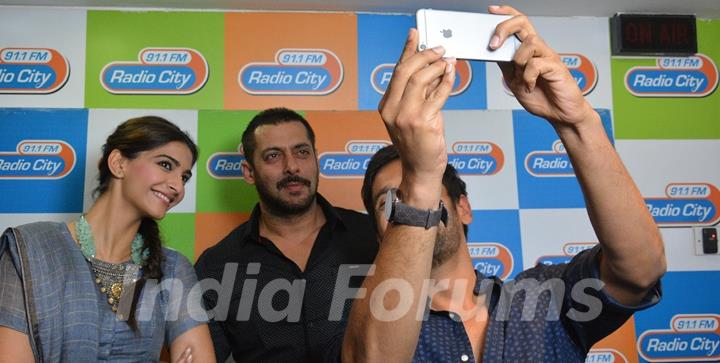 Salman Khan and Sonam Kapoor for Promotions of Prem Ratan Dhan Payo at Radio City