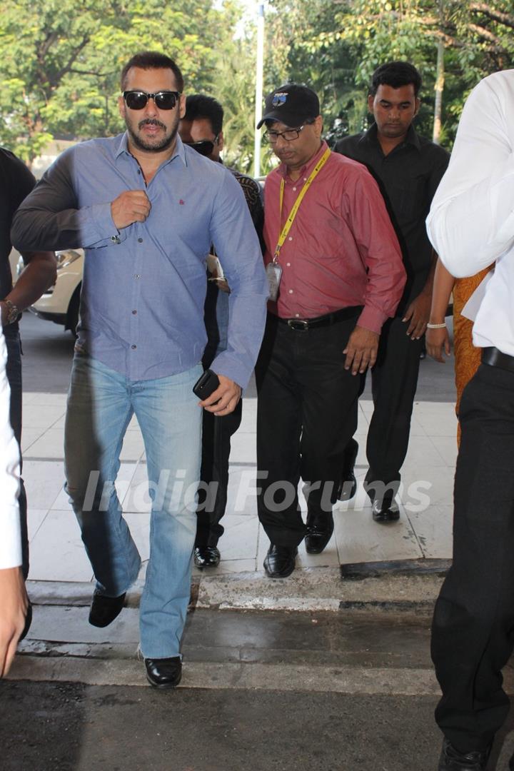 Salman Khan Snapped at Airport