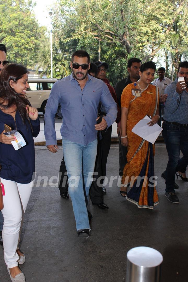 Salman Khan Snapped at Airport