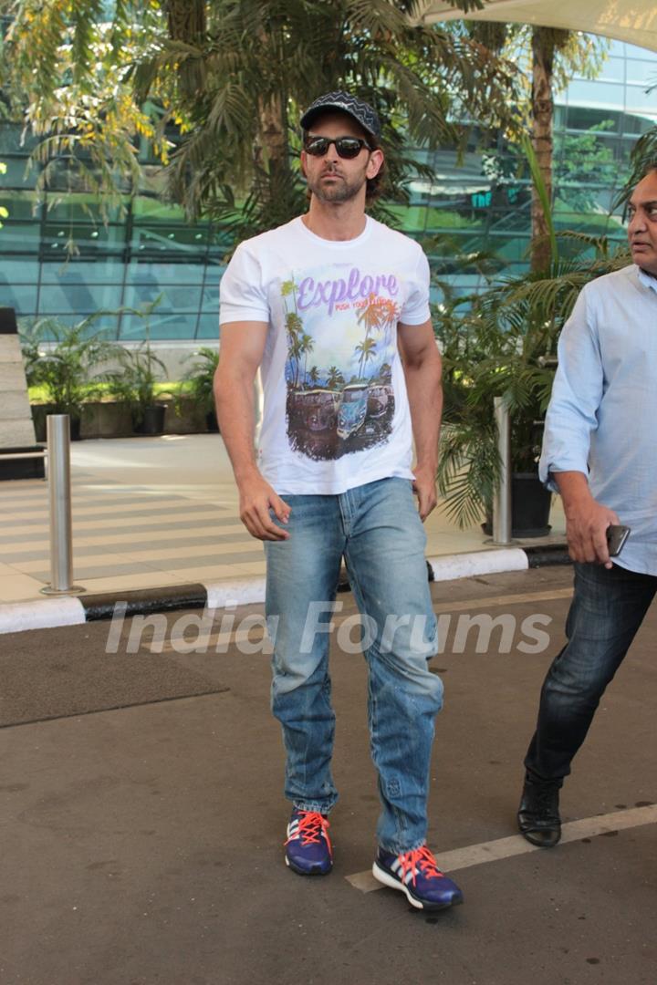 Hrithik Roshan Snapped at Airport