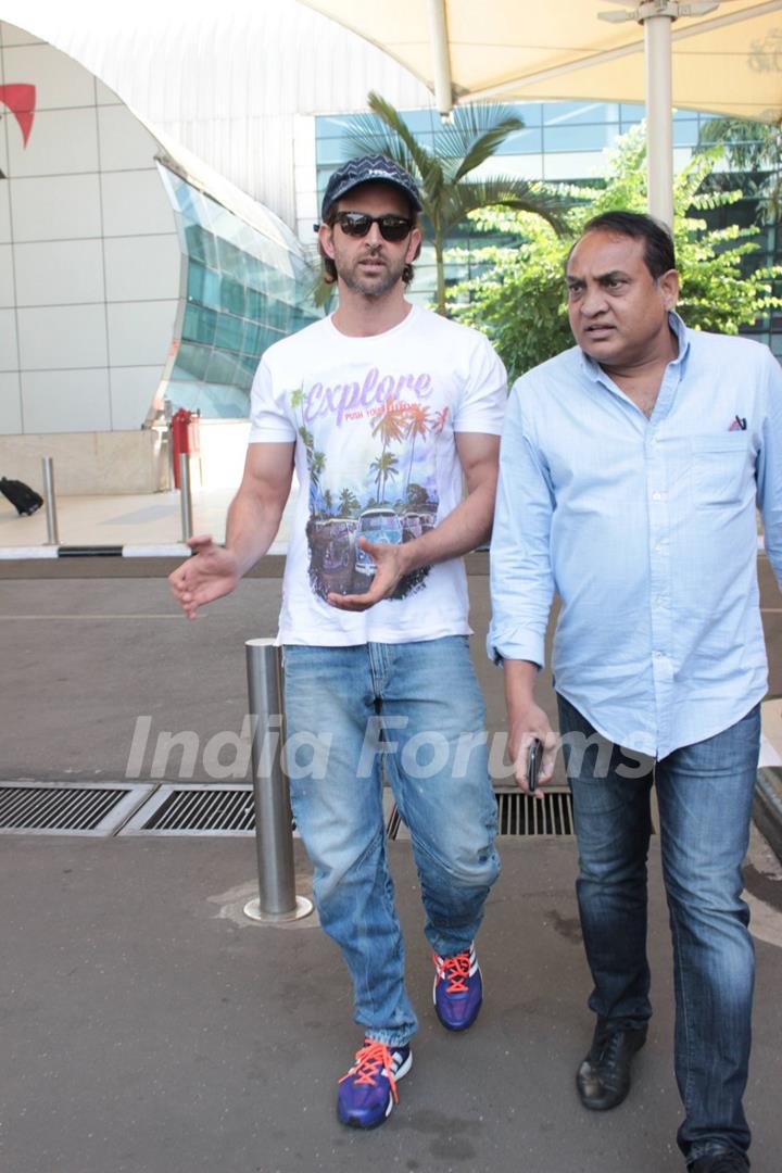 Hrithik Roshan Snapped at Airport