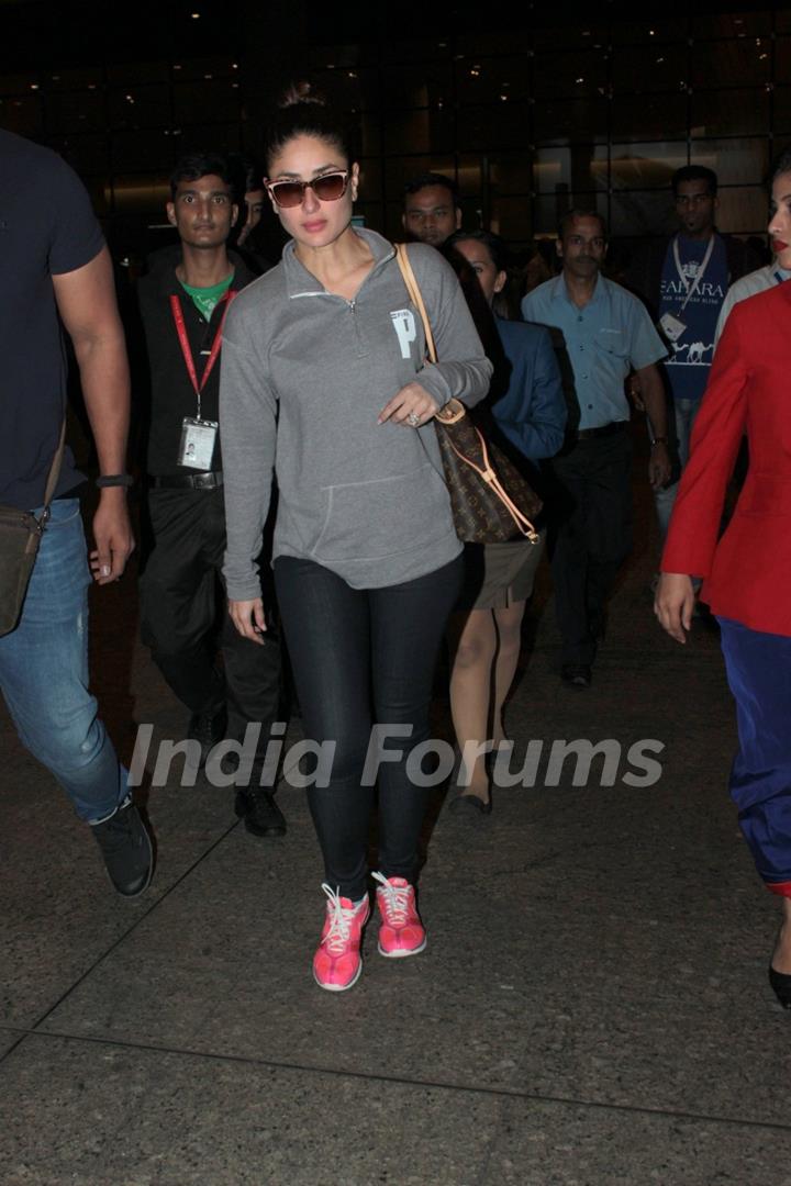 Kareena Kapoor Snapped at Airport