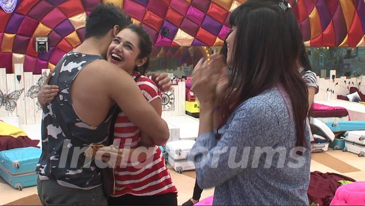 Bigg Boss 9 Nau - Yuvika Hugs Prince after He gifts her the 'Heart Paratha'