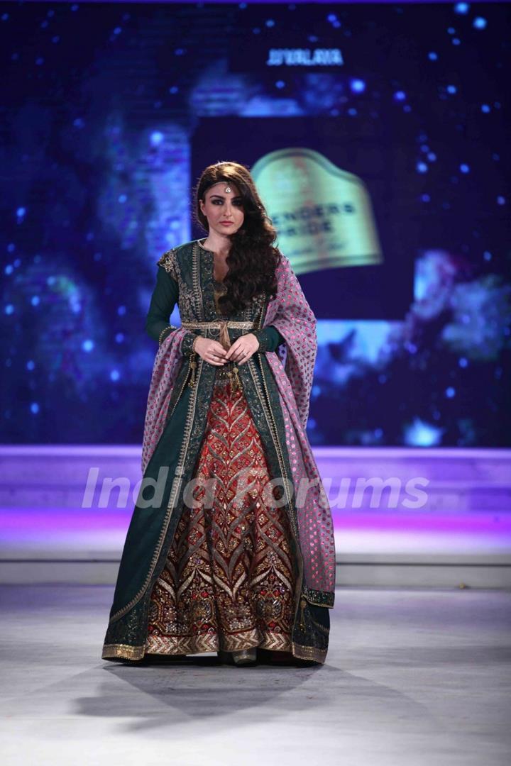 Soha Ali Khan Walks for JJ Valaya in Kolkata for Blenders Show