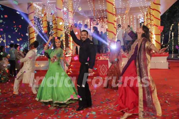 Sonam Kapoor and Salman Khan Shakes a Leg with Swara during Promotions of PRDP on of Sets