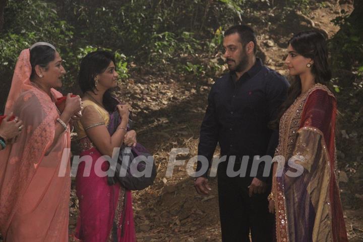 Sonam and Salman for Promotions of PRDP on Sets Sasural Simar Ka and Swaragini