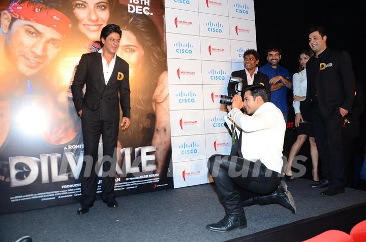 Varun Dhawan Clicks Picture of SRK at Trailer Launch of 'Dilwale'