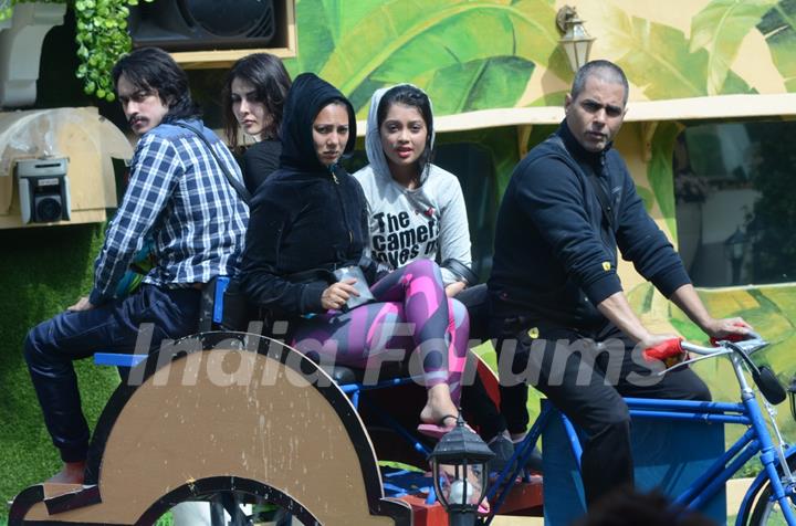 Bigg Boss 9- Double TroubleNau: Day 3 - Aman Verma, Digangana, Rochelle, Rishab and Mandana