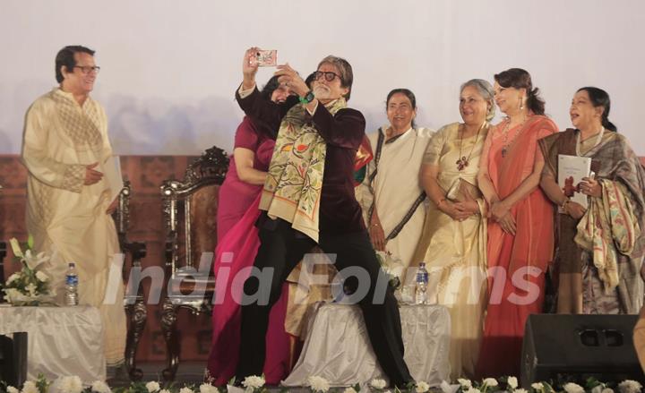 Amitabh Bachchan Takes a Selfie at Opening Ceremony of Kolkata International Film Festival 2015