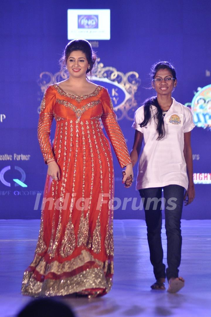 Vahbbiz Dsena at Manali Jagtap's Fashion Show