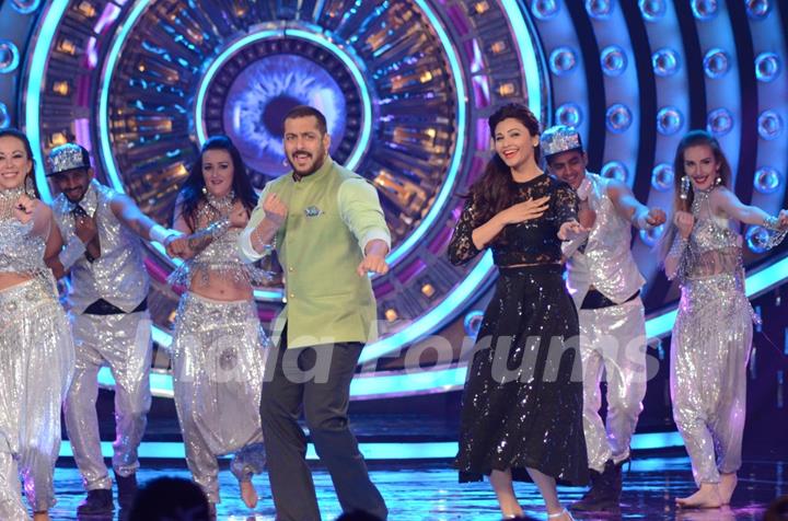Daisy Shah Shakes a Leg With Salman During Promotions of Hate Story 3 on Bigg Boss 9 Nau