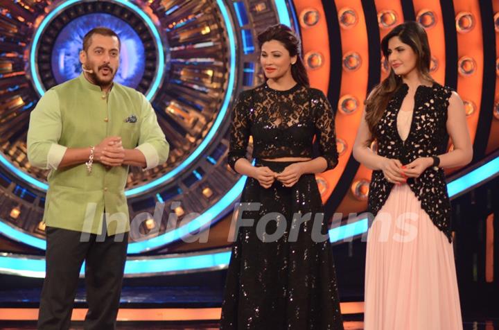 Zarine Khan and Daisy Shah on Bigg Boss 9 Nau for Promotions of Hate Story 3