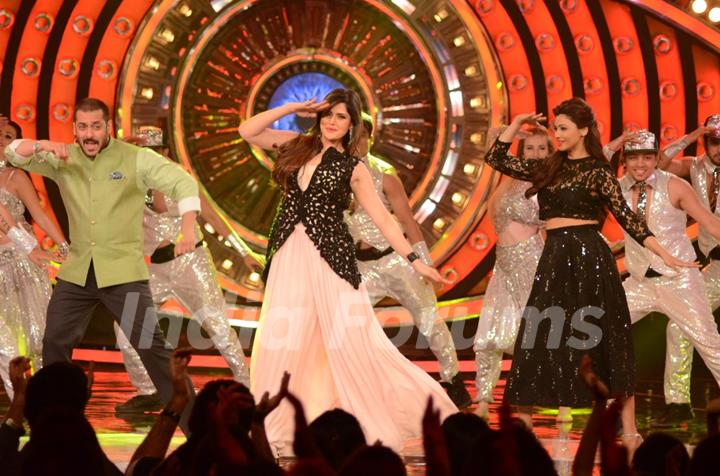 Daisy Shah and Zarine Shakes a Leg With Salman During Promotions of Hate Story 3 on Bigg Boss 9 Nau