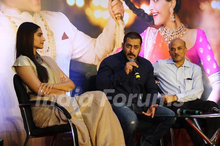 Sooraj Barjatya, Sonam Kapoor and Salman Khan at Press Meet of Prem Ratan Dhan Payo