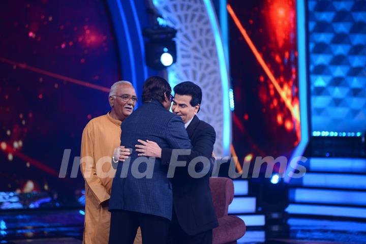 Amitabh Bachchan Greets Jeetendra on Aaj Ki Raat Hai Zindagi Show