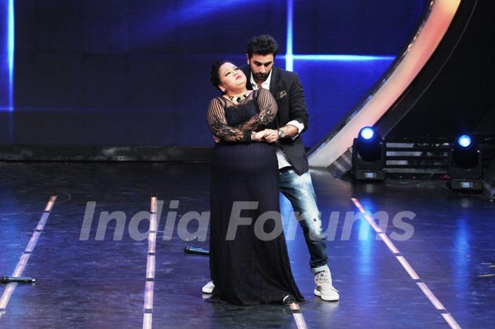 Ranbir Shakes a leg with Bharti Sing During Promotions of Tamasha at Grand Finale of 'I Can Do That'