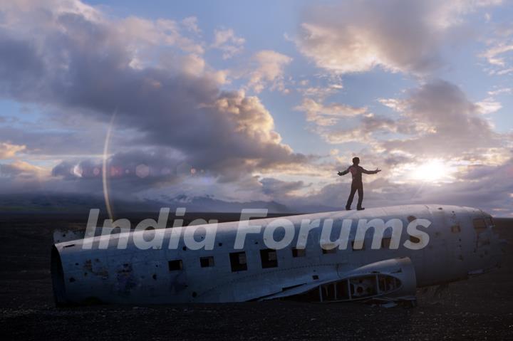 A still from the song Gerua from the movie Dilwale (2015)