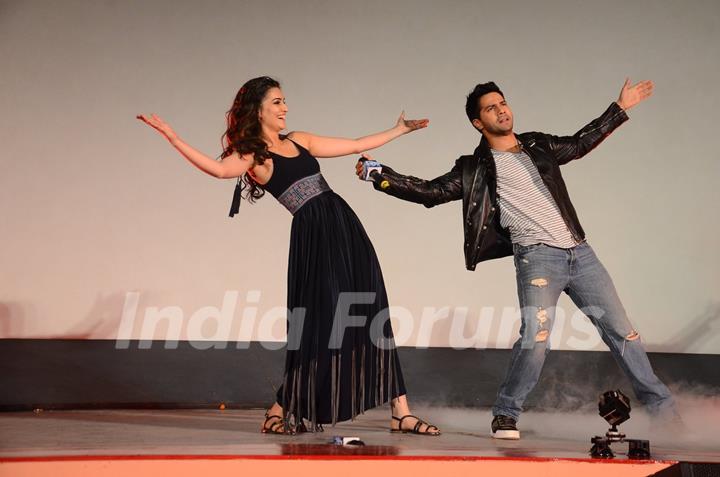 Varun Dhawan and Kriti Sanon enacting SRK's signature pose at Song Launch of 'Dilwale'