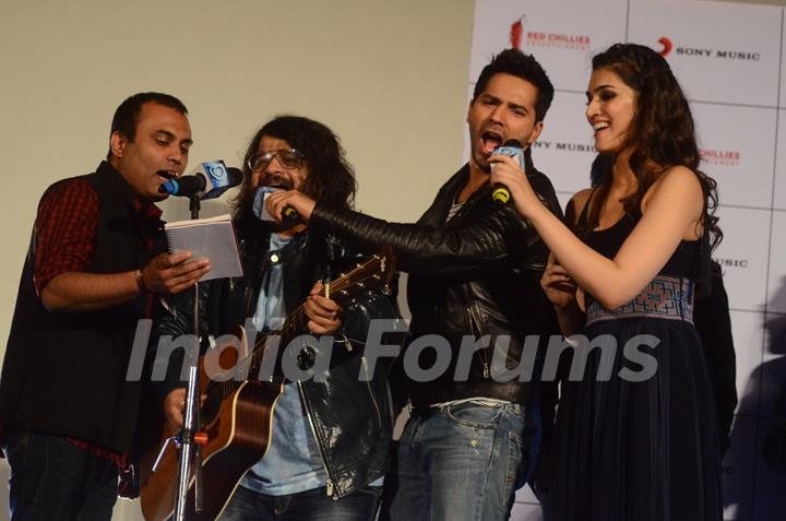 Pritam, Kriti Sanon and Varun Dhawan singing few lines from &quot;Premika&quot; at Song Launch of 'Dilwale'