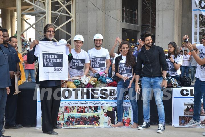 Big B Donates Clothes in Delhi!