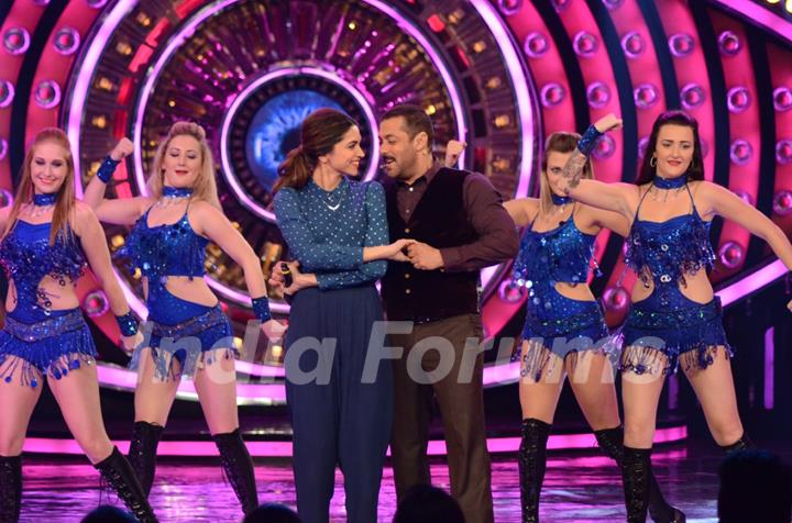 Salman and Deepika Dances on Matargashti During Promotions of Tamasha on Bigg Boss 9 (Nau)