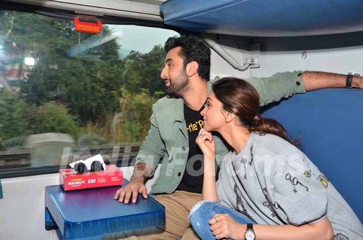 Deepika Padukone and Ranbir Kapoor Travels by Train to Delhi