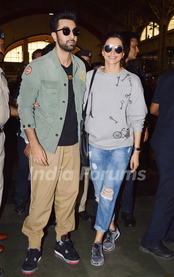 Ranbir Kapoor and Deepika Padukone takes a Train Journey to Delhi