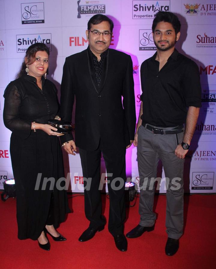 Sudesh Bhosale with his Son and Wife at Filmfare Awards - Marathi 2015