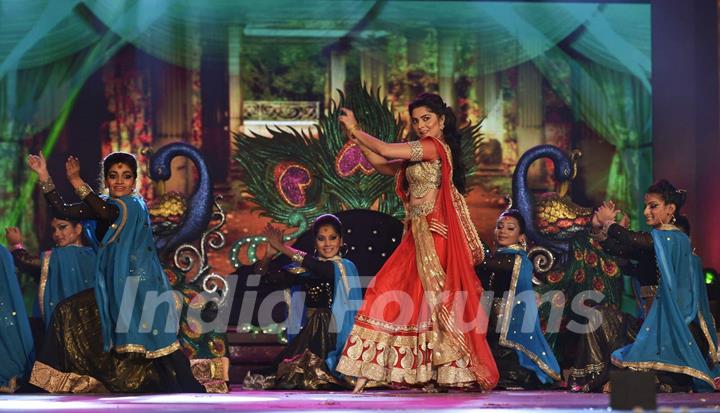 Sonalee Kulkarni Performs at Filmfare Awards - Marathi 2015